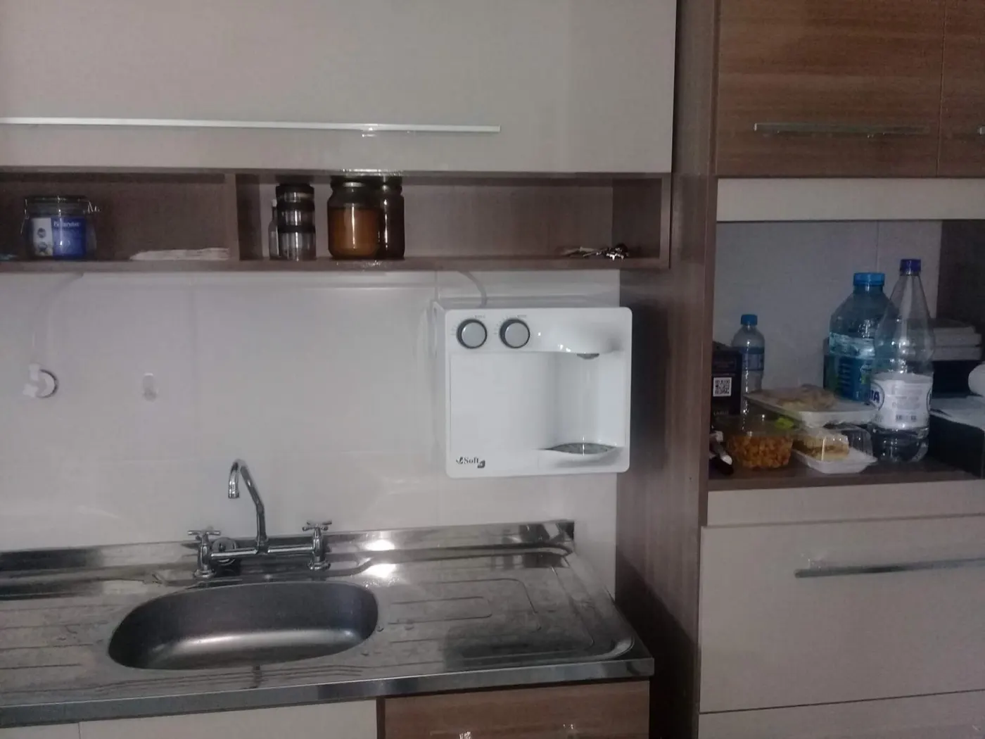 Purificador de água Soft branco instalado em parede de cozinha com marcenaria amadeirada